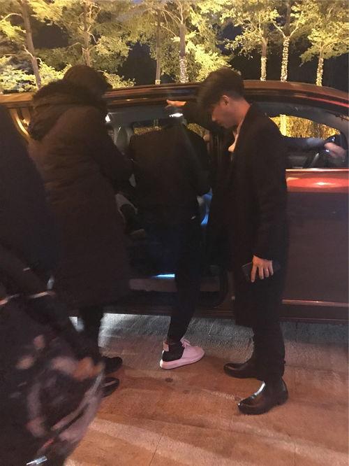 明星受伤被搀扶图片,明星意外受伤，温馨搀扶瞬间引关注